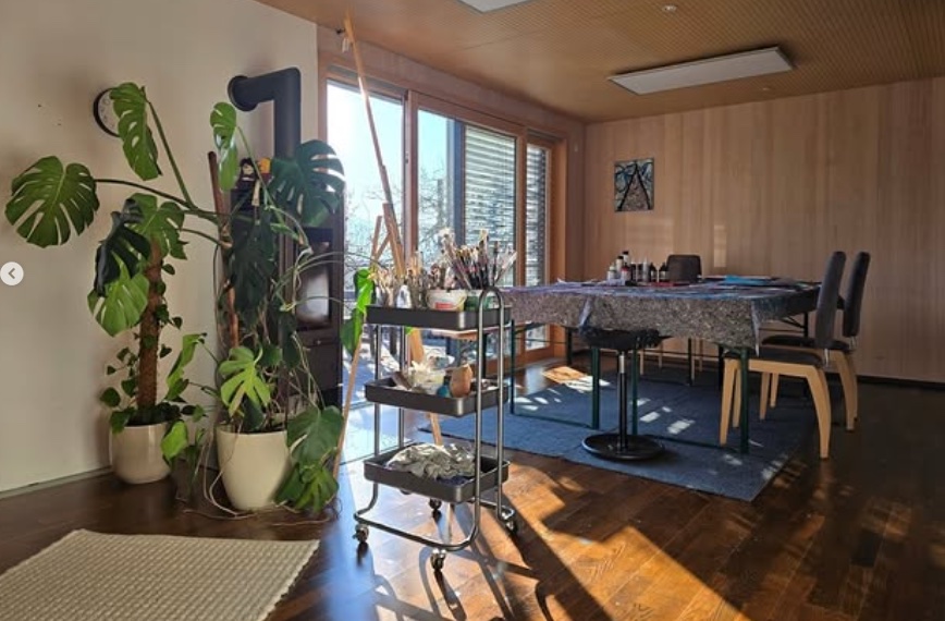 Helles Atelier in Ludesch mit Pflanzen, Tisch und Malmaterial