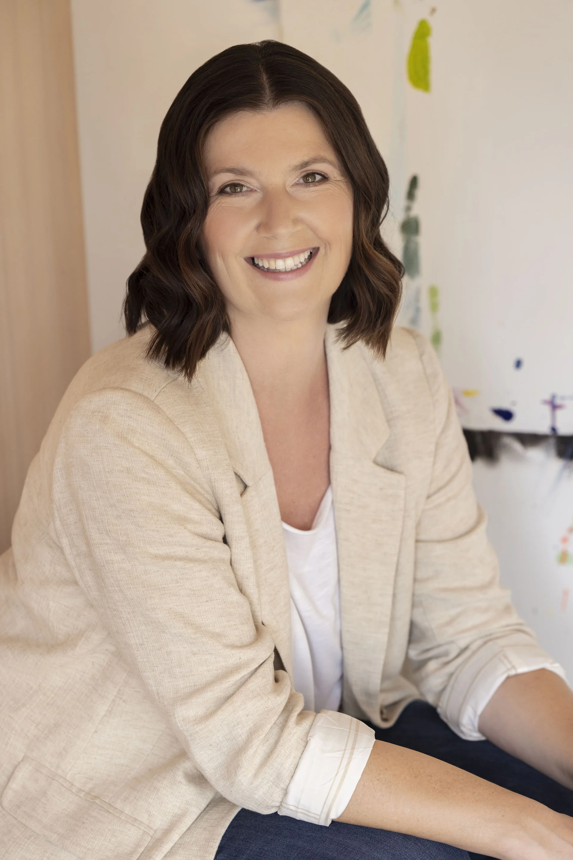 Patricia Fetzel lächelt in ihrem Atelier